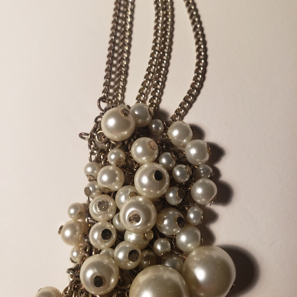 Vintage White Pearl and Silvertone Chains Bib Necklace - Picture 8 of 10
